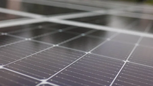 Primo piano dei moderni pannelli solari fotovoltaici a batteria. Ecologia e tutela dell'ambiente. Energia verde rinnovabile. Pannelli solari primo piano. Pannelli solari slow motion. Pannelli solari in movimento shot. — Foto Stock