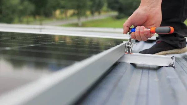 Montere solpaneler, installere solcellepaneler på taket av huset. Forbindelse mellom solcellepaneler. Nær ved å installere og arbeide med vedlikehold av solcelleanlegg. – stockfoto