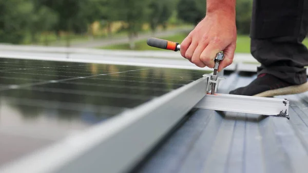 Montere solpaneler, installere solcellepaneler på taket av huset. Forbindelse mellom solcellepaneler. Nær ved å installere og arbeide med vedlikehold av solcelleanlegg. – stockfoto