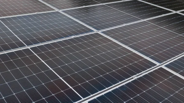 Solcellepaneler på nært hold. Nærbilde av moderne solcellepaneler. Solcellepaneler, solcelleanlegg, alternativ strømkilde. Effektivt økologisk solpark. stockfoto