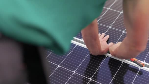 太阳能电池板的安装、连接和安装。工人们固定太阳能电池板.在金属台上安装太阳能电池板的技师.在房顶上安装光电太阳能电池板的工人 — 图库视频影像
