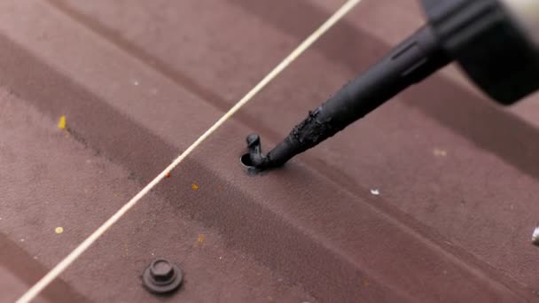 Close up of applying sealant on the roof. Carpenter repairing cabin roof of boat sealing leaks with mastic waterproof sealant. — Stock Video