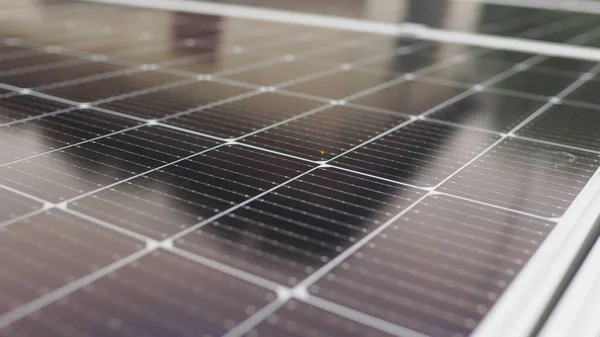Nær oppkobling av elektrisk kabel til solcellepaneler ved solkraftanlegg. Tilkobling og installasjon av solcellepaneler Solcellepaneler på bakgrunn – stockfoto