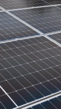 Güneş panellerinin yakın çekim görüntüleri, karmaşık detayları ve şebeke benzeri desenleri yakalıyor. Paneller açılı, bir çatı ya da kurulum öneriliyor ve güneş ışığı bir ışık ve gölge oyunu yaratıyor..