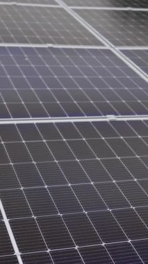 Güneş panellerinin yakın çekim görüntüsü yenilenebilir enerji teknolojisini ve sürdürülebilir enerji üretimini sergiliyor. Dikey video.