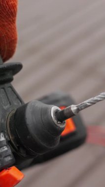 Bir matkap ucu yakın çekim, araçların detayları ve tasarımı vurgulanıyor. Resim sondaj uçlarına ve etrafındaki bileşenlere odaklanıyor.