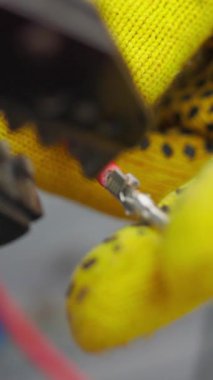 Tamamen siyah bir zemin, çeşitli tasarım amaçları için mükemmel, parlak ve minimalist bir estetik sunuyor..