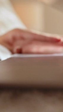 Yazı ve teknoloji kullanımını vurgulayarak, dizüstü bilgisayarda klavyeye yazı yazan bir kişinin ellerinin yakın plan görüntüsü.