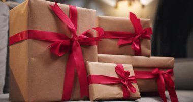 Kırmızı kurdeleli bu güzel hediyeler her özel gün ve bayram kutlaması için mükemmeldir. Kırmızı kurdeleli bu güzel hediyeler özel durumlar için mükemmeldir.