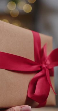 Canlı kırmızı kurdeleli güzel bir hediye özel birine verilmeye hazır.