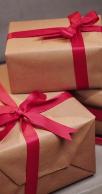 Bu güzel paketlenmiş hediyeler herhangi bir özel durum için mükemmeldir. Sıcaklık ve heyecan hissi verir.