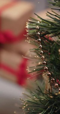 Kırmızı kurdeleli bu güzel paketlenmiş hediyeler tatil sezonu için mükemmeldir.