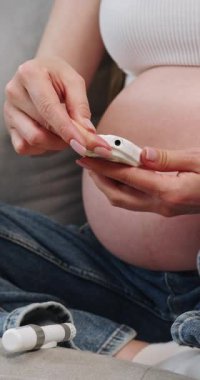 Hamile kadın, hamilelik sırasında diyabet yönetimi için kendine enjeksiyon için insülin kalem kullanır.