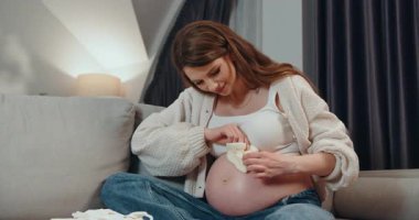 Genç kadın rahat bir kafede, masada oturmuş kahvesini yudumlarken ve uzaktan çalışırken dizüstü bilgisayara odaklanmış. Kafede dizüstü bilgisayarda çalışan bir kadın.