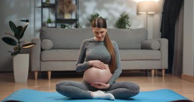 Genç bir kadın kahve fincanı ve not defteriyle kafeterya masasında otururken dizüstü bilgisayara odaklanmış. Cafe 'de dizüstü bilgisayarda çalışan kadın.