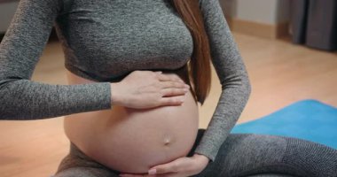 Dinamik soyut geometrik desen üst üste binen şekiller ve canlı renk gradyanlarıyla modern ve enerjik bir görsel yaratıyor. Soyut Geometrik Desen Arkaplanı