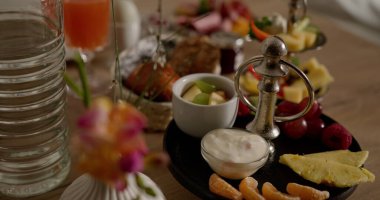 Taze meyve, yoğurt ve meyve suyu ile çeşitli sağlıklı kahvaltı. Diğer lezzetli malzemelerle birlikte ananas, mandalina ve elma dilimleri. Besleyici ve dengeli beslenme kavramları için ideal.