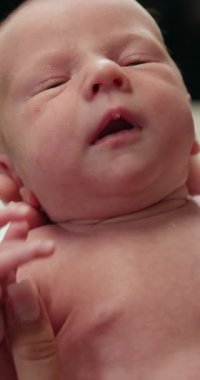 Uyuyan yeni doğmuş bebek yüzünün yakın plan görüntüsü, narin özellikleri ve huzurlu ifadeyi vurguluyor