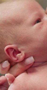 Yeni doğmuş bir bebeğin aşırı yakın çekimi gözleri açık ve ağzı hafif aralık, narin cilt ve ince özellikler gösteriyor.