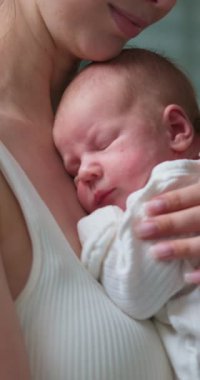 Annenin yeni doğmuş bebeğini kucağına alıp derin bir bağ ve güven duygusu beslemesi.