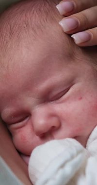 Uyuyan yeni doğmuş bebeklerin yüzleri narin ve yumuşak ciltlidir. Huzur ve masumiyet taşır.