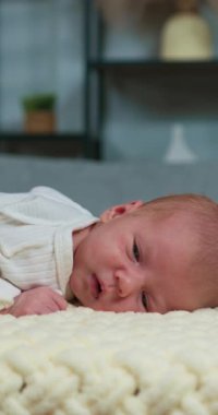 Yumuşak battaniyede uyuyan bebeğin başını okşar. Aşkı ve güvenliği iletir.