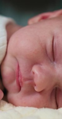 Genç bir kadın bir kafe masasında oturuyor, elinde sıcak bir fincan kahve tutuyor ve huzurlu bir anda mutlu bir şekilde gülümsüyor.