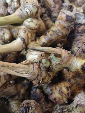 Piyasada zencefil yığını.