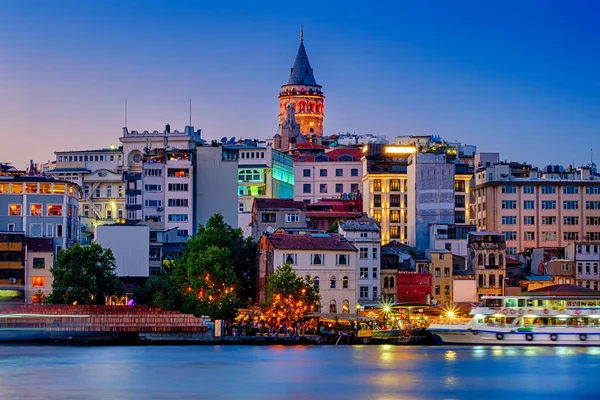 İstanbul, Türkiye 'de Sihirli Günbatımı. Galata Kulesi 'nin görüntüsü
