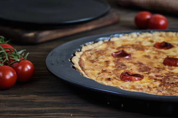 Kish Lauren Con Carne Ahumada Queso Una Bandeja Para Hornear — Foto de Stock