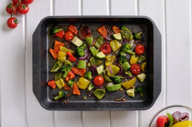 Lezzetli ve yararlı yiyecekler. Beyaz bir kırsal masada pişirmek için ızgara sebzeler.