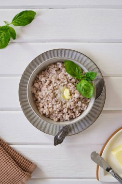 Beyaz paslı masa üzerinde tereyağlı inci lapası.