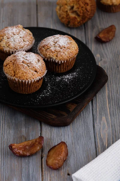 Deliciosos Suaves Perfumados Mafins Con Ciruela Congelada Plato Negro Sobre — Foto de Stock