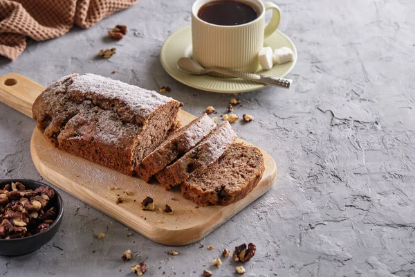 Delicioso Sabroso Pastel Plátano Con Nueces Chocolate Una Tabla Madera — Foto de Stock