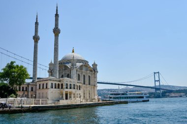 İstanbul, Türkiye. Boğazdaki Boğaz Köprüsü yakınlarındaki Ortakoy Camii.