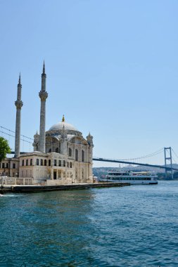 İstanbul, Türkiye. Boğazdaki Boğaz Köprüsü yakınlarındaki Ortakoy Camii.