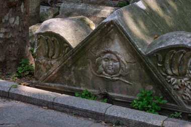 İstanbul, Türkiye. Topkapı Sarayı yakınlarındaki mimari unsurları ayırın