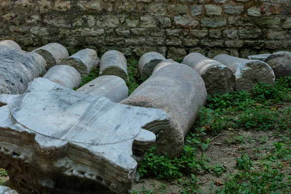 İstanbul, Türkiye. Topkapı Sarayı yakınlarındaki mimari unsurları ayırın