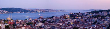 İstanbul, Türkiye. Gece, şehrin panoramik manzarası, Boğaz, Ortakoy Camii, Asyalı tarafı ve Bakire Kulesi.