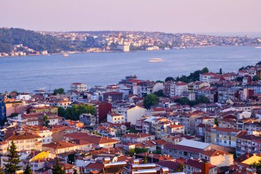 İstanbul, Türkiye. Gün batımında şehrin, Boğaz 'ın ve Asya' nın manzarası