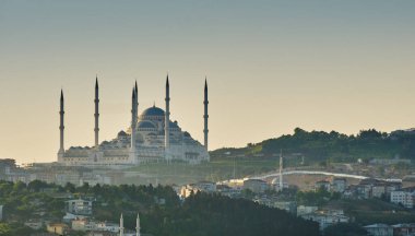 CAMLICA MOSQUE, İstanbul, Türkiye. Şafak vakti şehrin ve Asyalıların manzarası