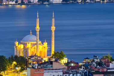 İstanbul, Türkiye, 12 Temmuz 2021. Ortakoy Rıhtımı, Boğaz 'da gemiler. Gece şehir manzarası, Ortakoy Camii, Boğaz ve Günbatımındaki Asyalı tarafı.