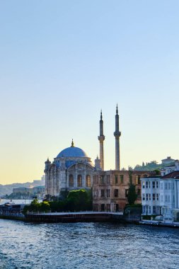 İstanbul, Türkiye, 12 Temmuz 2021. Ortakoy iskelesi, Ortakoy Camii manzarası ve Günbatımındaki Boğaz.