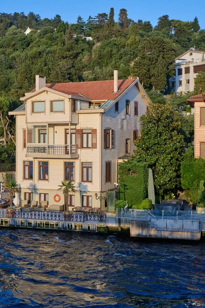 İstanbul, Türkiye, 14 Temmuz 2021, İstanbul 'un Asya kesimindeki Boğaz kıyısındaki evler ve binalar