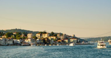 Türkiye, İstanbul, Arnavutkoy - 14 Temmuz 2021. Boğaz kıyıları, yatlar, motorlu tekneler, renkli ahşap evler. İstanbul 'un ünlü eski ilçesi, popüler bir turizm beldesi..