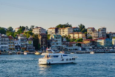 Türkiye, İstanbul, Arnavutkoy - 14 Temmuz 2021. Boğaz kıyıları, yatlar, motorlu tekneler, renkli ahşap evler. İstanbul 'un ünlü eski ilçesi, popüler bir turizm beldesi..