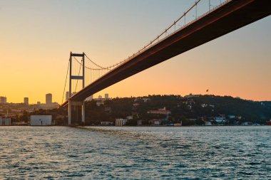 İstanbul, Türkiye. Günbatımında Boğaziçi Köprüsü, şehrin Avrupa 'ya bakan kısmı