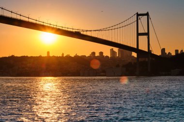 İstanbul, Türkiye. Günbatımında Boğaziçi Köprüsü, şehrin Avrupa 'ya bakan kısmı