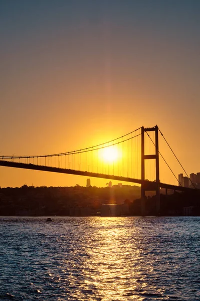İstanbul, Türkiye. Günbatımında Boğaziçi Köprüsü, şehrin Avrupa 'ya bakan kısmı