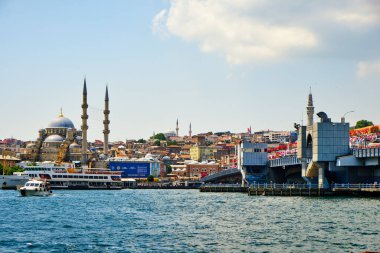 İstanbul, Türkiye, 14 Temmuz 2021, Pier Emineny, şehir, cami ve Galat Köprüsü manzaralı. Boğazdaki yolcu gemileri ve tekneleri, insanlar rıhtıma yürür.